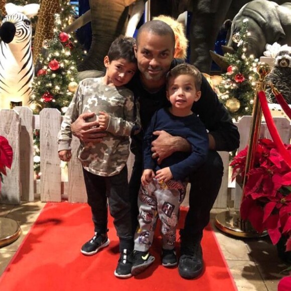 Tony Parker avec ses fils Liam et Josh.