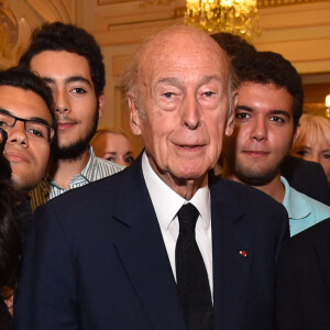 Valéry Giscard d'Estaing, ancien Président de la République Française (1974-1981), est à l'hôtel Hermitage à Monaco le 30 septembre 2015, pour participer à une conférence sur le thème "Quel avenir possible pour l'Europe?", organisée par la Monaco Mediterranee Foundation. 