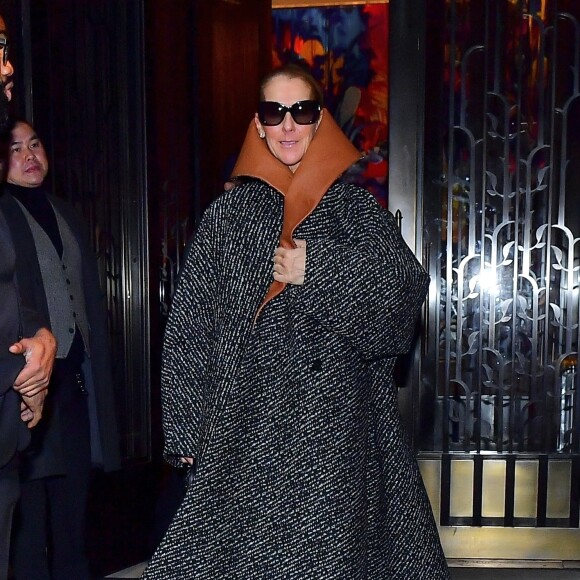 Céline Dion porte un manteau surdimensionné JW Anderson à New York City, New York, Etats-Unis, le 6 mars 2020. 