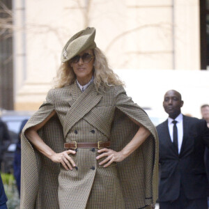 Celine Dion pose dans la rue New York le 5 mars 2020. 