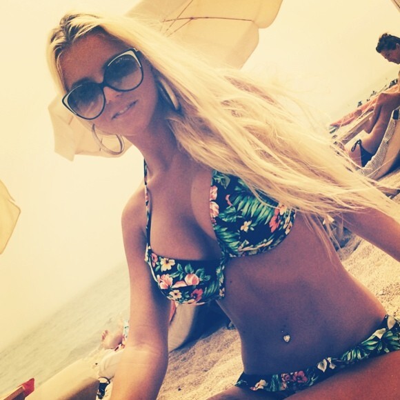 Jessica Thivenin en bikini après avoir refait ses seins, juillet 2014, photo Instagram