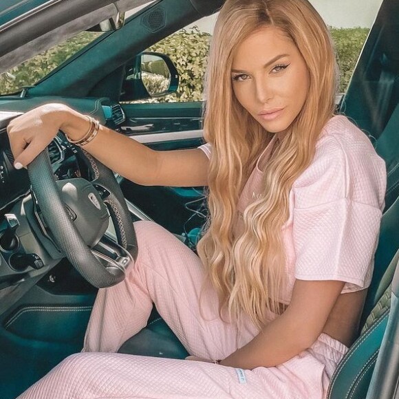 Jessica Thivenin au volant de sa voiture