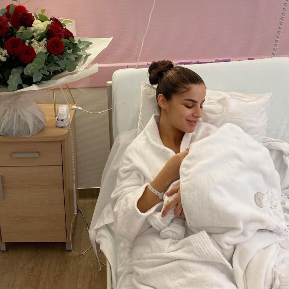 Kamila à l'hôpital avec son fils Kenan Noré Abdelali sur Instagram.
