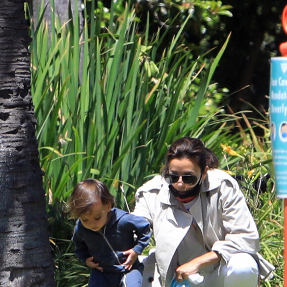 Exclusif - Moments complices entre Eva Longoria et son fils Santiago, 1 an, dans un parc de Los Angeles, le 14 juin 2020.