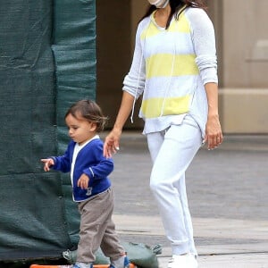 Exclusif - Eva Longoria, équipée d'un masque, se promène avec son mari José et leur fils Santiago à Beverly Hills, le jour de la fête des mères, le 10 mai 2020.