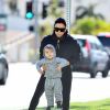 Exclusif - Eva Longoria, son mari Jose Baston et leur fils Santiago s'offrent une balade en extérieur à Los Angeles en pleine épidémie de coronavirus