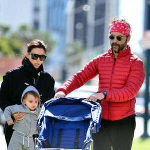 Exclusif - Eva Longoria, son mari Jose Baston et leur fils Santiago s'offrent une balade en extérieur à Los Angeles en pleine épidémie de coronavirus (Covid-19) le 17 mars 2020.