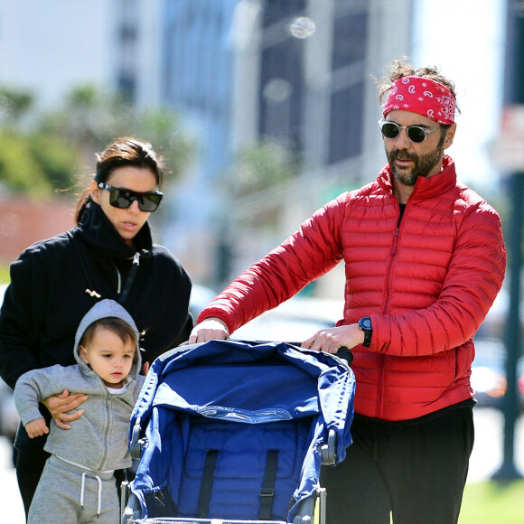 Exclusif - Eva Longoria, son mari Jose Baston et leur fils Santiago s'offrent une balade en extérieur à Los Angeles en pleine épidémie de coronavirus (Covid-19) le 17 mars 2020.