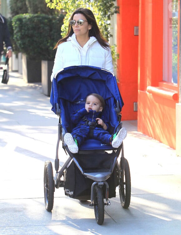 Eva Longoria est allée faire du shopping avec son fils Santiago à Beverly Hills, Los Angeles, le 11 janvier 2020.