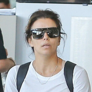 Exclusif - Eva Longoria et son fils Santiago Enrique Bastón arrivent à l'aéroport international de San José de Los Cabos, Mexique, le 2 janvier 2020. 