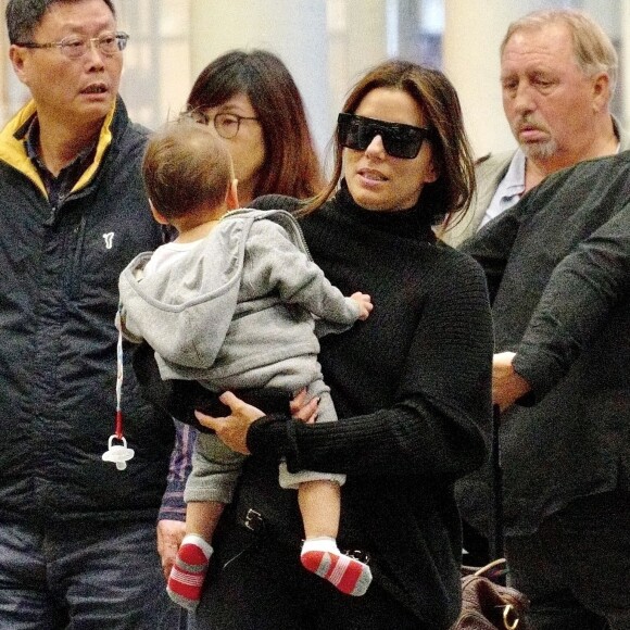 Exclusif - Eva Longoria arrive avec son fils Santiago à la gare de St Pancras accompagnée du coiffeur Ken Paves à Londres le 29 septembre 2019. 