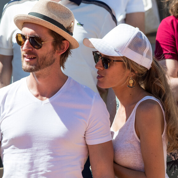 Élodie Fontan et son compagnon Philippe Lacheau dans les tribunes lors des internationaux de tennis de Roland Garros à Paris, France, le 2 juin 2019. © Jacovides-Moreau/Bestimage 