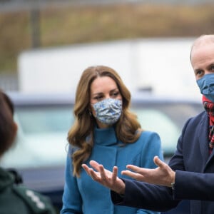 Le prince William, duc de Cambridge et Catherine Kate Middleton, duchesse de Cambridge visitent un centre de secours à Newbridge en Ecosse le 7 décembre 2020.