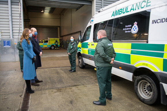 Le prince William, duc de Cambridge et Catherine Kate Middleton, duchesse de Cambridge visitent un centre de secours à Newbridge en Ecosse le 7 décembre 2020.