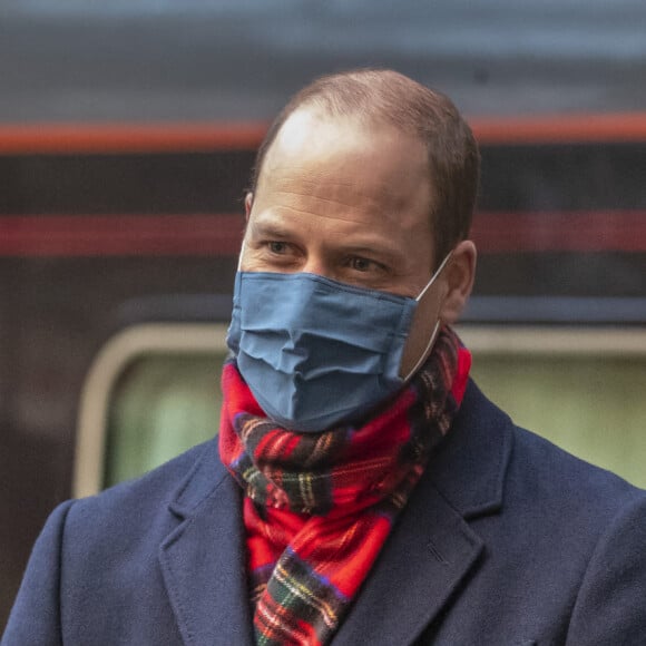 Le prince William et Catherine Kate Middleton, duchesse de Cambridge, arrivent en train à la gare d'Édimbourg-Waverley lors du deuxième jour de leur tournée à travers le Royaume-Uni, le 7 décembre 2020. Le couple est accueilli par Sandra Cumming et la joueuse de cornemuse Louise Marshall.