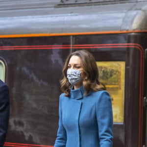 Le prince William et Catherine Kate Middleton, duchesse de Cambridge, arrivent en train à la gare d'Édimbourg-Waverley lors du deuxième jour de leur tournée à travers le Royaume-Uni, le 7 décembre 2020. Le couple est accueilli par Sandra Cumming et la joueuse de cornemuse Louise Marshall.