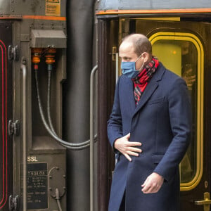 Le prince William et Catherine Kate Middleton, duchesse de Cambridge, arrivent en train à la gare d'Édimbourg-Waverley lors du deuxième jour de leur tournée à travers le Royaume-Uni, le 7 décembre 2020. Le couple est accueilli par Sandra Cumming et la joueuse de cornemuse Louise Marshall.