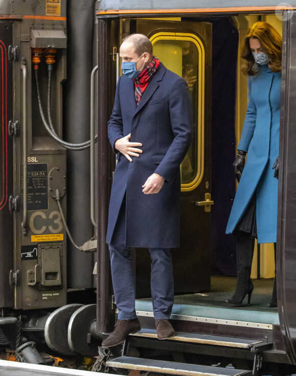 Le prince William et Catherine Kate Middleton, duchesse de Cambridge, arrivent en train à la gare d'Édimbourg-Waverley lors du deuxième jour de leur tournée à travers le Royaume-Uni, le 7 décembre 2020. Le couple est accueilli par Sandra Cumming et la joueuse de cornemuse Louise Marshall.