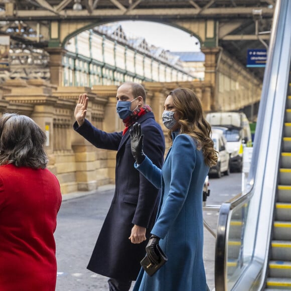 Le prince William et Catherine Kate Middleton, duchesse de Cambridge, arrivent en train à la gare d'Édimbourg-Waverley lors du deuxième jour de leur tournée à travers le Royaume-Uni, le 7 décembre 2020. Le couple est accueilli par Sandra Cumming et la joueuse de cornemuse Louise Marshall.