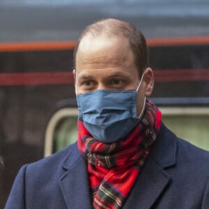 Le prince William et Catherine Kate Middleton, duchesse de Cambridge, arrivent en train à la gare d'Édimbourg-Waverley lors du deuxième jour de leur tournée à travers le Royaume-Uni, le 7 décembre 2020. Le couple est accueilli par Sandra Cumming et la joueuse de cornemuse Louise Marshall.