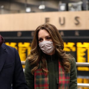 Le prince William, duc de Cambridge, et Catherine Kate Middleton, duchesse de Cambridge prennent un train à la Gare d'Euston pour une tournée à travers le Royaume Uni le 6 décembre 2020.