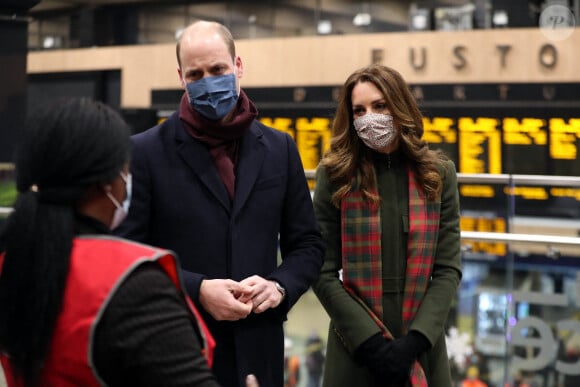 Le prince William, duc de Cambridge, et Catherine Kate Middleton, duchesse de Cambridge prennent un train à la Gare d'Euston pour une tournée à travers le Royaume Uni le 6 décembre 2020.