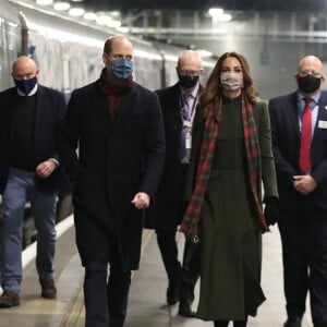 Le prince William, duc de Cambridge, et Catherine Kate Middleton, duchesse de Cambridge prennent un train à la Gare d'Euston pour une tournée à travers le Royaume Uni le 6 décembre 2020.