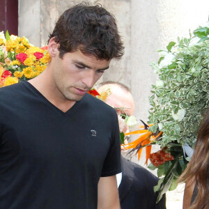 Yoann Gourcuff et sa compagne Karine Ferri - A Cannes, les sportifs rendent un dernier hommage à Tiburce Garou le 10 juillet 2015. Il les avait aidés à se préparer physiquement. Ce vendredi, à Cannes, beaucoup de sportifs de haut niveau sont venus rendre un dernier hommage à Tiburce Darou, le préparateur physique décédé dans la nuit du mercredi 1er au jeudi 2 juillet. Parmi eux, de nombreuses personnalités du monde du football: Emmanuel Petit, Robert Pirès, Bixente Lizarazu, Olivier Dacourt, Yoann Gourcuff, Luis Fernandez, ou encore Arsène Wenger. "Il y a des morts qui pèsent des montagnes, dit l'entraîneur d'Arsenal. Et tu en fais partie". Arsène Wenger: "Le décès de Tiburce Darou, une triste nouvelle pour le sport azuréen" Arsène Wenger conclut son hommage par un "salut, Tib". C'est d'ailleurs comme ça que beaucoup s'adressent au préparateur physique, par son surnom. Et lui rendent hommage, devant le cercueil recouvert d'un maillot à son nom.