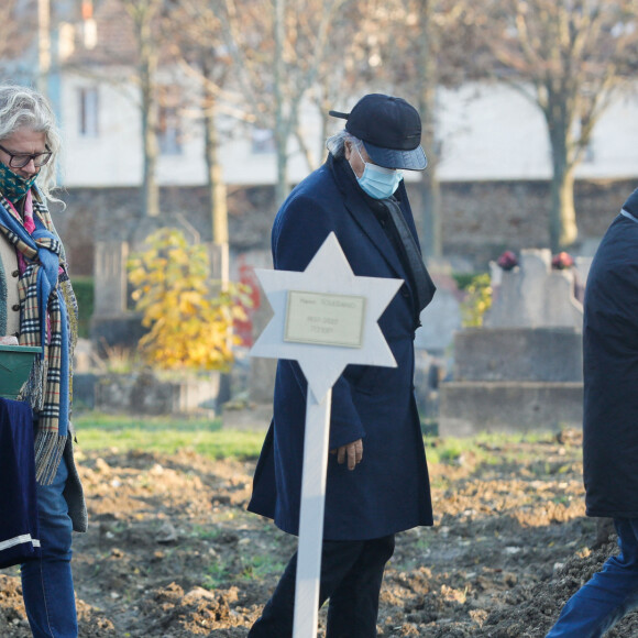 Pierre-Jean Chalençon assiste aux obsèques de Robert Castel (de son vrai nom Robert Moyal) au cimetière de Pantin, le 8 décembre 2020.