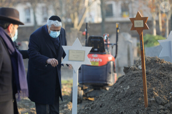 assiste aux obsèques de Robert Castel (de son vrai nom Robert Moyal) au cimetière de Pantin, le 8 décembre 2020.