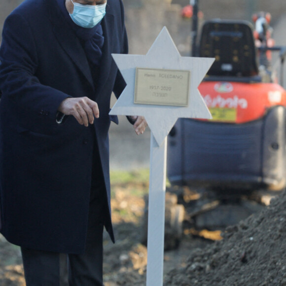 assiste aux obsèques de Robert Castel (de son vrai nom Robert Moyal) au cimetière de Pantin, le 8 décembre 2020.