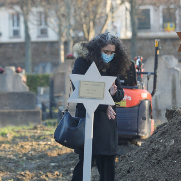 assiste aux obsèques de Robert Castel (de son vrai nom Robert Moyal) au cimetière de Pantin, le 8 décembre 2020.