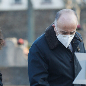 Bernard Cazeneuve assiste aux obsèques de Robert Castel (de son vrai nom Robert Moyal) au cimetière de Pantin, le 8 décembre 2020.