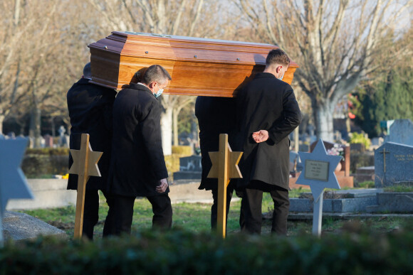 assiste aux obsèques de Robert Castel (de son vrai nom Robert Moyal) au cimetière de Pantin, le 8 décembre 2020.
