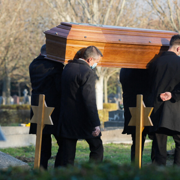 assiste aux obsèques de Robert Castel (de son vrai nom Robert Moyal) au cimetière de Pantin, le 8 décembre 2020.