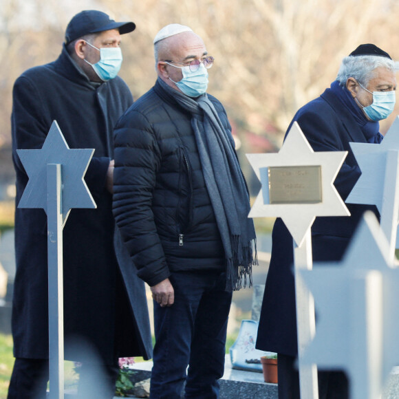 assiste aux obsèques de Robert Castel (de son vrai nom Robert Moyal) au cimetière de Pantin, le 8 décembre 2020.