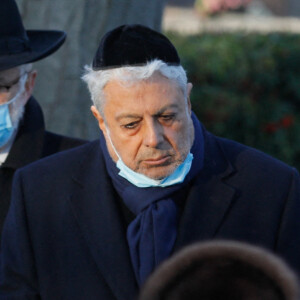 Enrico Macias et Bernard Cazeneuve assistent aux obsèques de Robert Castel (de son vrai nom Robert Moyal) au cimetière de Pantin, le 8 décembre 2020.