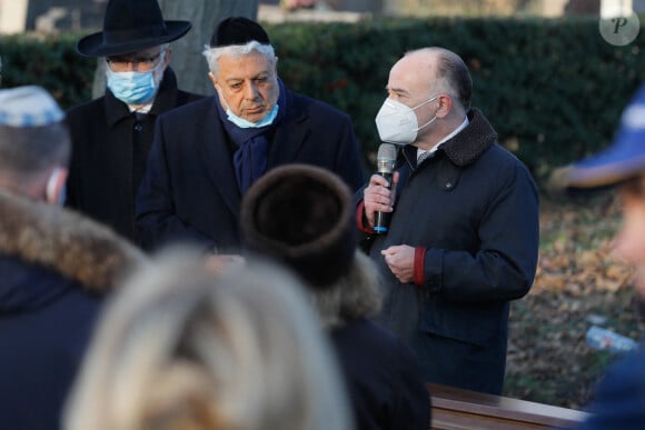 Enrico Macias et Bernard Cazeneuve assistent aux obsèques de Robert Castel (de son vrai nom Robert Moyal) au cimetière de Pantin, le 8 décembre 2020.