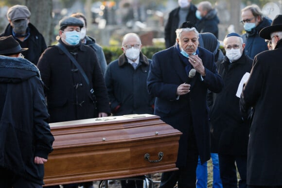 Enrico Macias et Bernard Cazeneuve assistent aux obsèques de Robert Castel (de son vrai nom Robert Moyal) au cimetière de Pantin, le 8 décembre 2020.