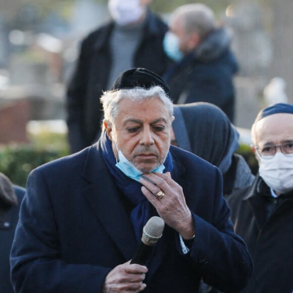 Enrico Macias et Bernard Cazeneuve assistent aux obsèques de Robert Castel (de son vrai nom Robert Moyal) au cimetière de Pantin, le 8 décembre 2020.