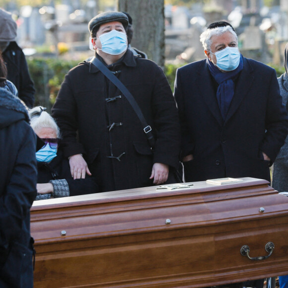 assiste aux obsèques de Robert Castel (de son vrai nom Robert Moyal) au cimetière de Pantin, le 8 décembre 2020.