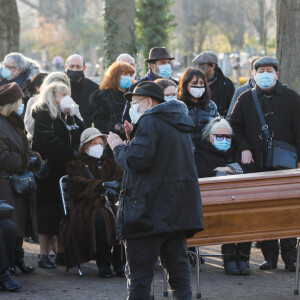 assiste aux obsèques de Robert Castel (de son vrai nom Robert Moyal) au cimetière de Pantin, le 8 décembre 2020.