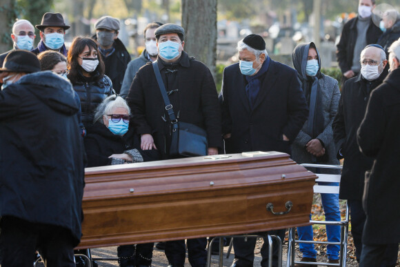 assiste aux obsèques de Robert Castel (de son vrai nom Robert Moyal) au cimetière de Pantin, le 8 décembre 2020.