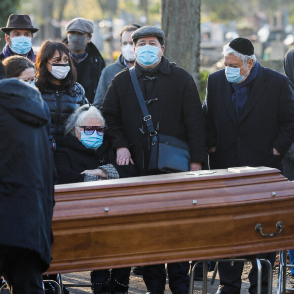 assiste aux obsèques de Robert Castel (de son vrai nom Robert Moyal) au cimetière de Pantin, le 8 décembre 2020.