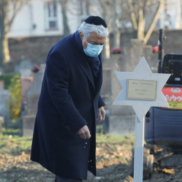 assiste aux obsèques de Robert Castel (de son vrai nom Robert Moyal) au cimetière de Pantin, le 8 décembre 2020.
