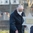 Bernard Cazeneuve assiste aux obsèques de Robert Castel (de son vrai nom Robert Moyal) au cimetière de Pantin, le 8 décembre 2020.