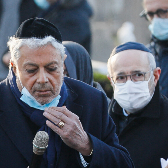 Enrico Macias et Bernard Cazeneuve assistent aux obsèques de Robert Castel (de son vrai nom Robert Moyal) au cimetière de Pantin, le 8 décembre 2020.