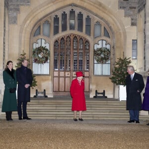 Le prince Edward de Wessex, la comtesse Sophie de Wessex , Catherine Kate Middleton, duchesse de Cambridge, le prince William, duc de Cambridge, la reine Elisabeth II d'Angleterre, le prince Charles, prince de Galles, Camilla Parker Bowles, duchesse de Cornouailles - La famille royale se réunit devant le chateau de Windsor pour remercier les membres de l'Armée du Salut et tous les bénévoles qui apportent leur soutien pendant l'épidémie de coronavirus (COVID-19) et à Noël le 8 décembre 2020.