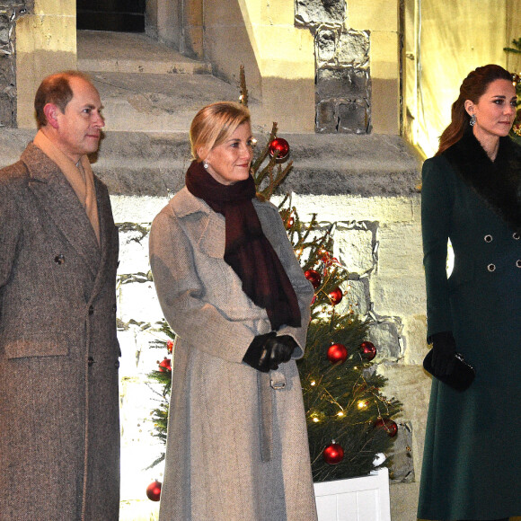 Le prince Edward de Wessex, la comtesse Sophie de Wessex , Catherine Kate Middleton, duchesse de Cambridge, le prince William, duc de Cambridge - La famille royale se réunit devant le chateau de Windsor pour remercier les membres de l'Armée du Salut et tous les bénévoles qui apportent leur soutien pendant l'épidémie de coronavirus (COVID-19) et à Noël le 8 décembre 2020.