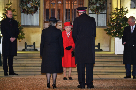 Le prince William, duc de Cambridge, la reine Elisabeth II d'Angleterre, le prince Charles, prince de Galles - La famille royale se réunit devant le chateau de Windsor pour remercier les membres de l'Armée du Salut et tous les bénévoles qui apportent leur soutien pendant l'épidémie de coronavirus (COVID-19) et à Noël le 8 décembre 2020.